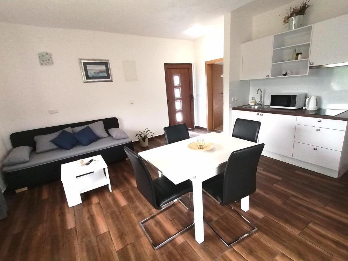 Farma & Apartmani Opg Sasa Delic Korenica Exteriör bild