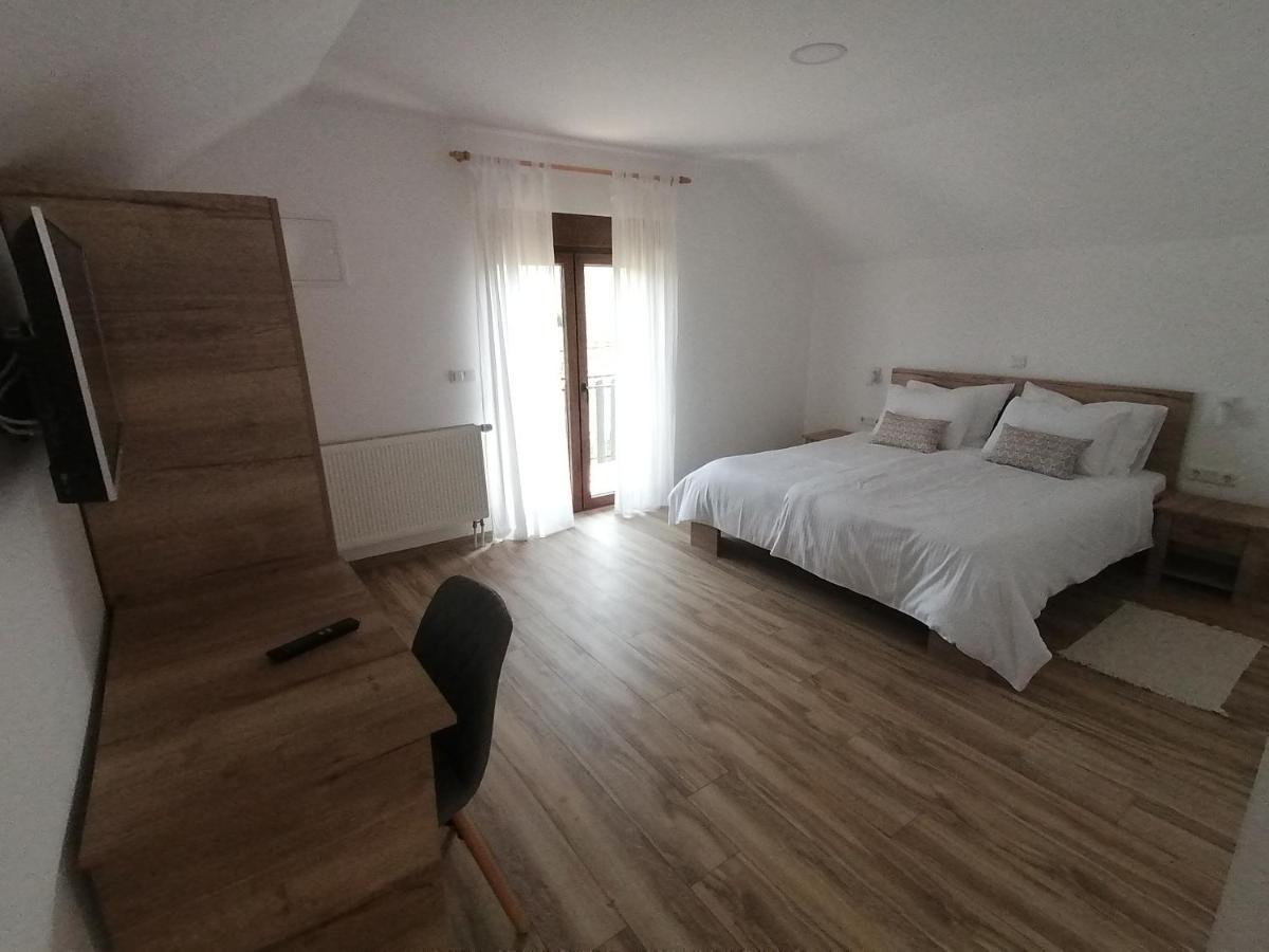 Farma & Apartmani Opg Sasa Delic Korenica Exteriör bild